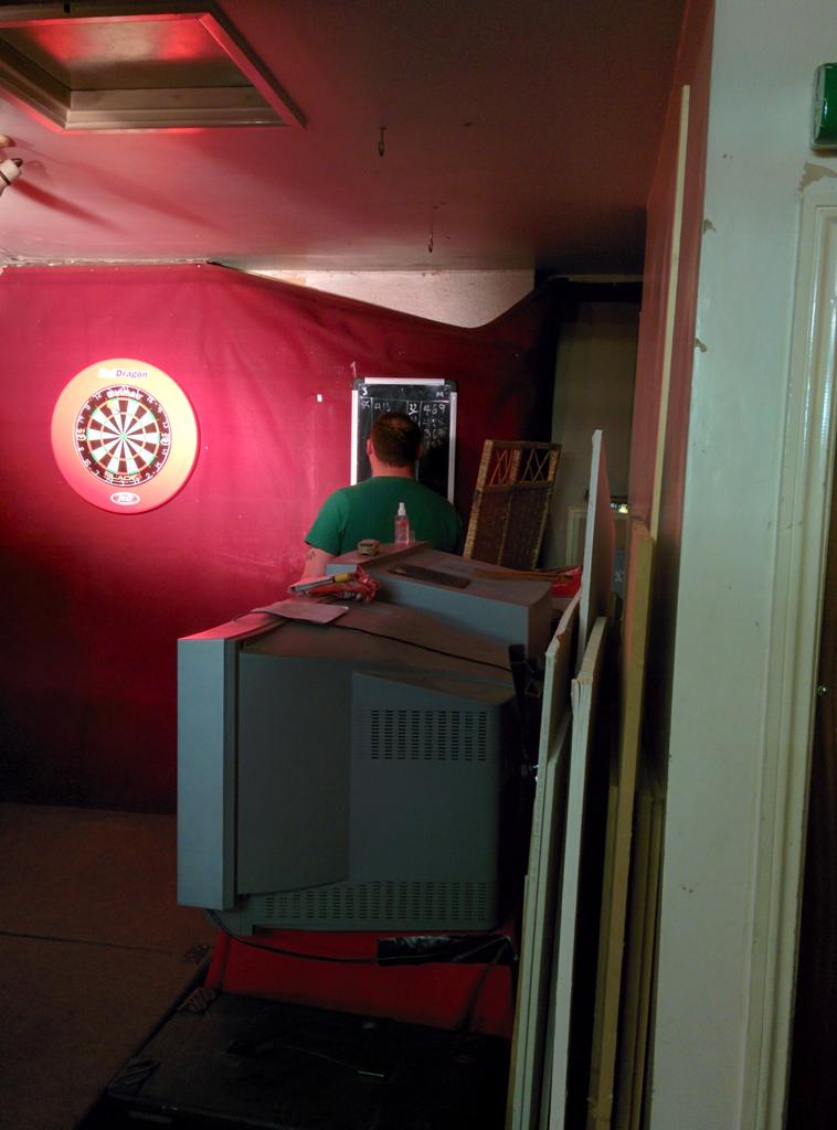 jcmwright80's tweet photo. Just played pete in the darts can't believe who's chalking the next game http://t.co/DlUxIwGqF8