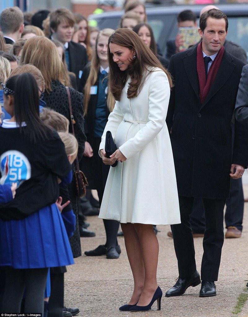 RoyallyWillKate's tweet photo. Wait stop. Her bump is perfect. Omg I am overly excited for this baby! #teamwillandkate #royalbaby2 http://t.co/c8bd2U4Ybl