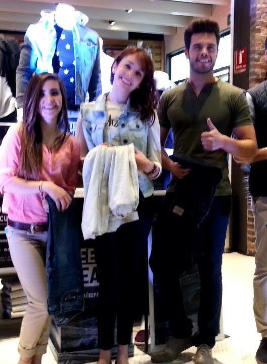 aeropostale_mx's tweet photo. Las chicas de @la_cq apoyando #TeensForJeansMx http://t.co/SW36MhtGai