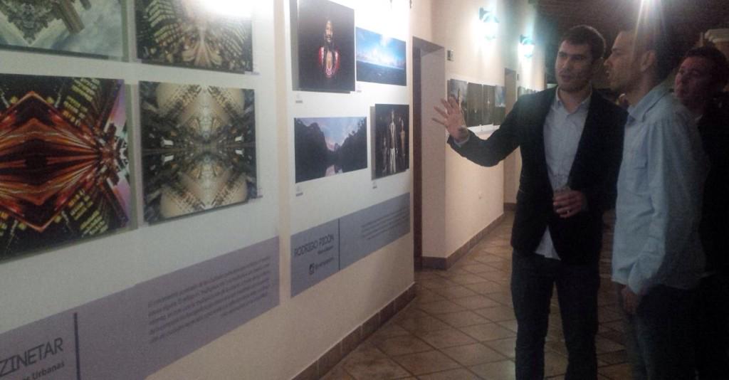 CarlosGarc1a's tweet photo. Estuvimos en exposición fotográfica de 3 talentos Merideños @zizmouno @rodrigopicon @gonzalopicon. #MeridaCultural http://t.co/3HDDGwCqzL
