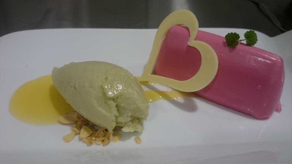 sylvestermike85's tweet photo. Valentijn dessert @rest_de_fortuna frambozen/peper mousse appelsorbet sinasappel kardemom saus lekker hoor. http://t.co/UqVYlFQS6n