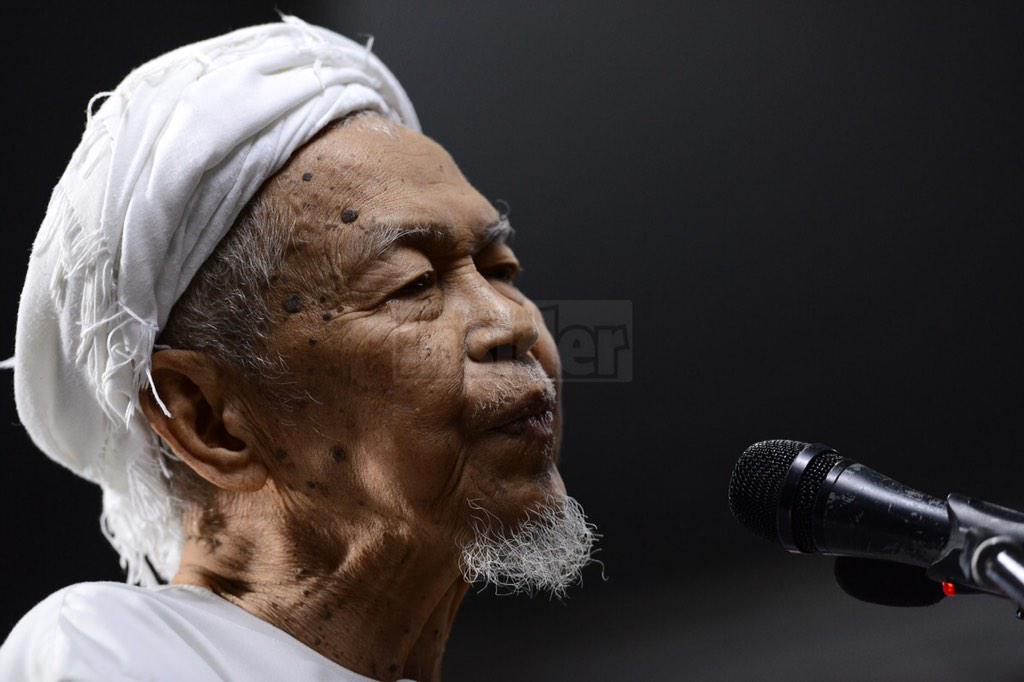 tun_aiman's tweet photo. Almarhum Ust Fadzil Nor meninggal DSAI dlm penjara kini TG Nik Aziz juga DSAI dipenjara. Semuanya ketentuan Illahi. http://t.co/SrSzFY0rUG