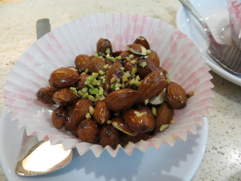 TravelGumbo's tweet photo. #foodies,isnt this a great #snack? !Almonds,crushed pistashios bonded by honey #Sicily  http://t.co/HR2ow2upFL http://t.co/qjXTTJDrJr