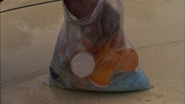 Breaking Bad's blue crystal methamphetamine featuring in the Walking Dead.😎