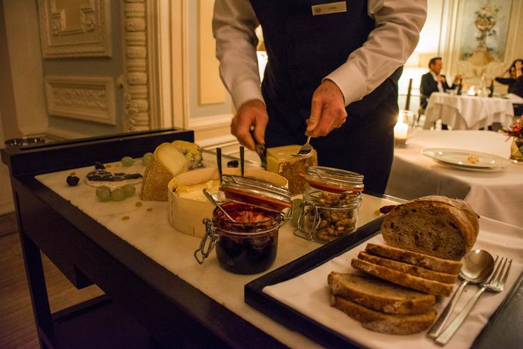 Who else is hopelessly distracted by #cheese carts? <a href="/TroisCouronnes/">HotelTroisCouronnes</a> bit.ly/16ps6f0 #nomnom #foodie #foodporn