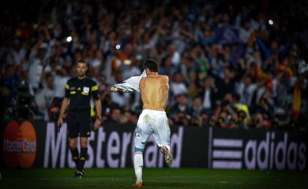 Quien hoy lo ataca con criticas, mañana estará a sus pies celebrando títulos que nos dan sus goles #HalaCristiano