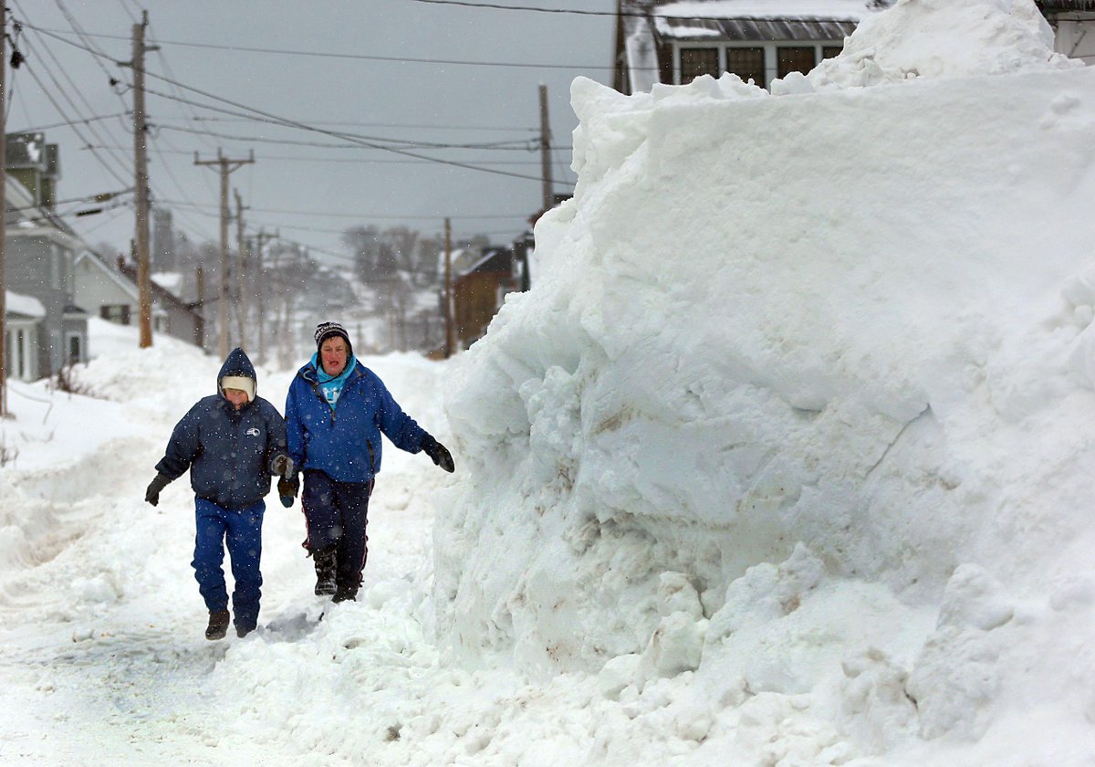 The Boston Globe on Twitter: &amp;quot;Snowstorm starting Saturday could leave parts  of Mass. with 15 inches of snow #MASSnow http://t.co/88a1niIwhn  http://t.co/eou4wW6Y8Y&amp;quot;