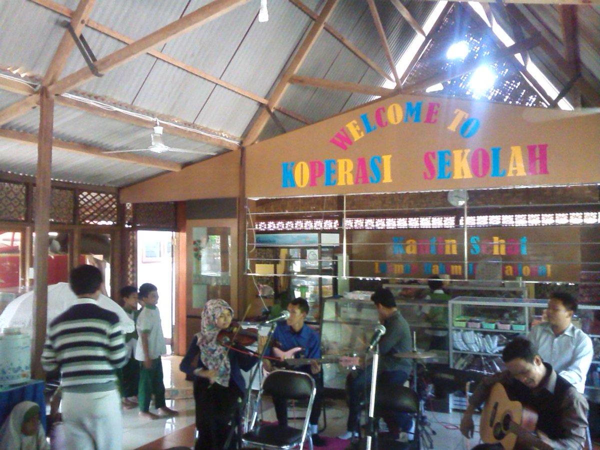 sigitkataqita's tweet photo. Perform Music meramaikan Market Day @SDIT_LHI saban jumat..asyiknya rame2 http://t.co/cxhkyBdE1a