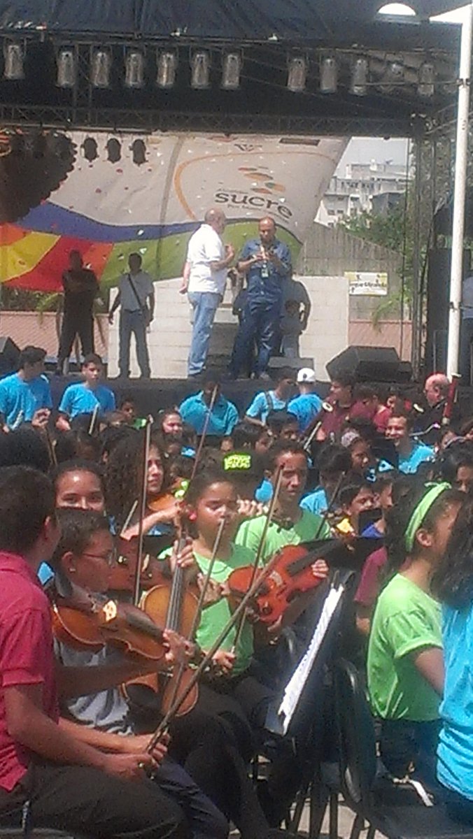 zcanchica's tweet photo. #ElSistemaCumple40 #orquestamozart @nucleo_chorros @rafaanva 9/28 http://t.co/QCmjJDW5SC