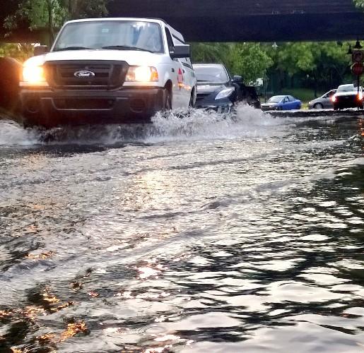 DronChinita's tweet photo. #PRECAUCIÓN Vigilancia de Inundaciones Costeras. Evite cruzar vías bajo agua. Atencion #PR187 #PR165 #PR102 http://t.co/AU0gQA2Mz4