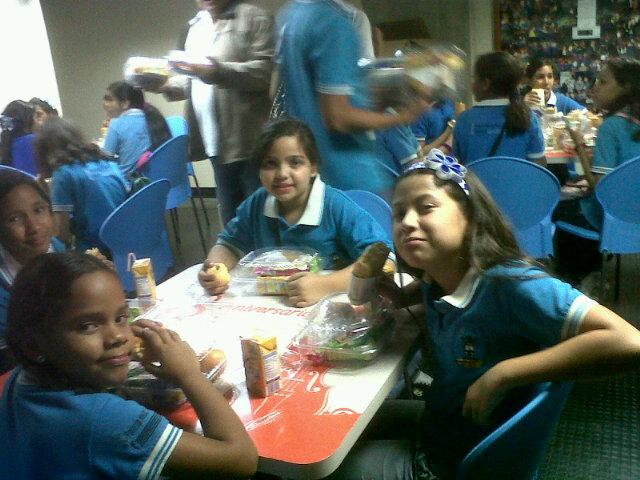 Jenifersantan20's tweet image. #elsistemacumple40 @NCharallave gracias a este sistema construido tenemos lo mejores músicos de VENEZUELA