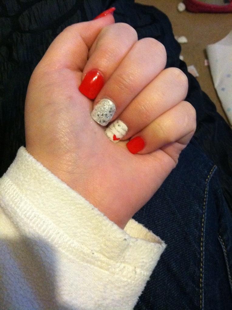 BackwoodsGf's tweet photo. Because you need valentines nails http://t.co/Q554qaB1Ys