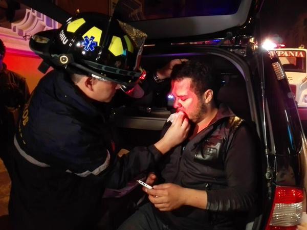 JorgeChacong's tweet photo. Que cobardes. periodista de radio sonora es agredido por Policias Municipales http://t.co/V4kngrg5Kt