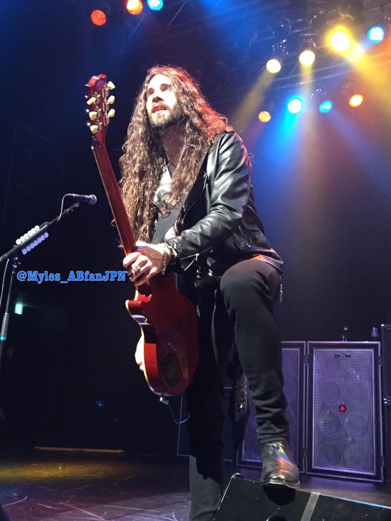 Myles_ABfanJPN's tweet photo. <Pic> Here's a pic of @franksidoris live with @Slash @MylesKennedy at Tokyo🇯🇵 2/12! #JapanOnFire フランク・シドリスのライヴフォトです!😊 http://t.co/NzAxMwSA5Y