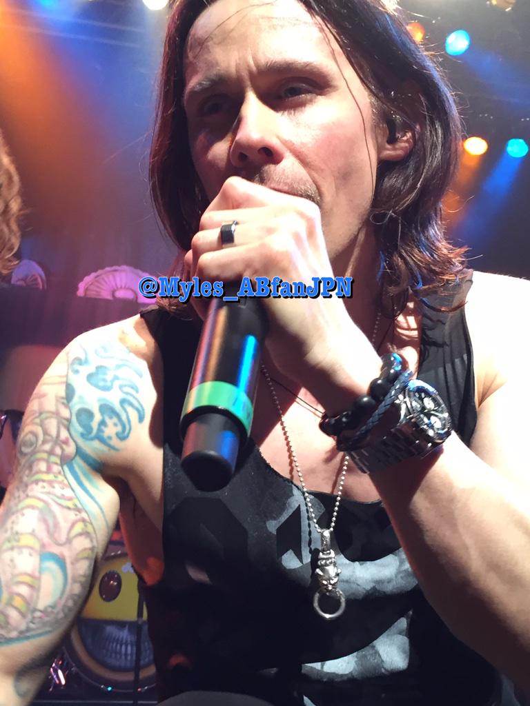 Myles_ABfanJPN's tweet photo. <Pic> Super shot! @MylesKennedy live w/@Slash & #TheConspirators at Tokyo last night! #JapanOnFire #マイルズケネディ のフォトです♪ http://t.co/SPBkvFuWPW