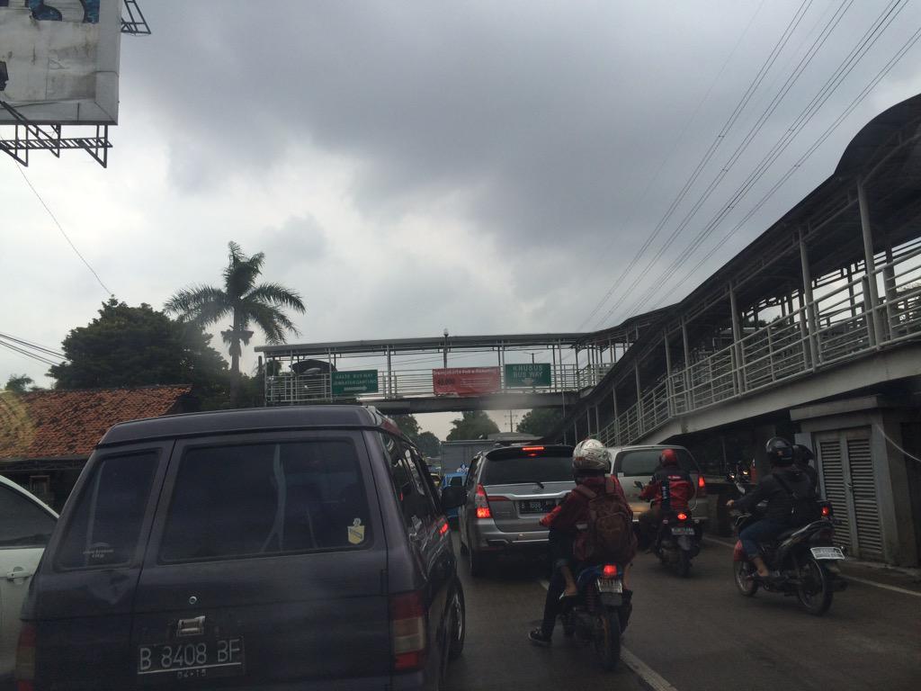 RT <a href="/SunardiAlong/">ELECTRICIAN</a>: 10.25 Lalin Jl  Daan Mogot Jembatan Gantung terpantau padat merayap.