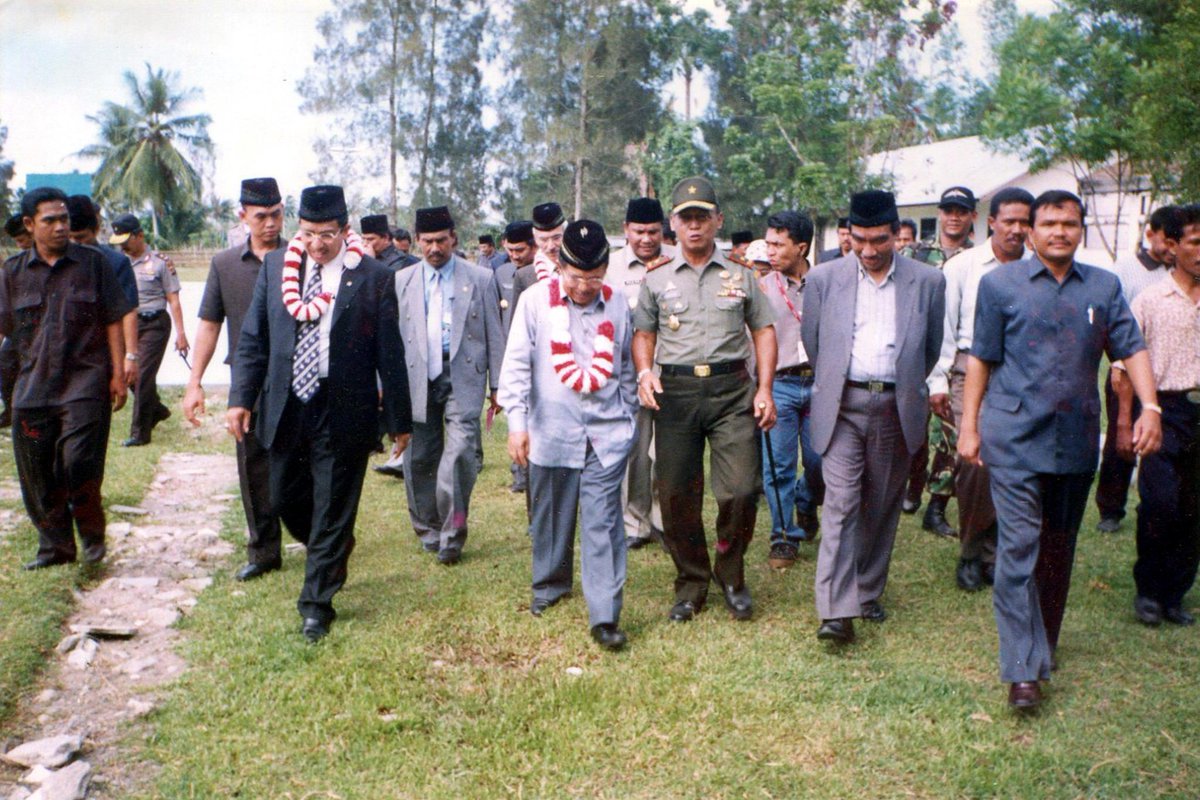 Menerima kunjungan Bapak JK dan rombongan di SMA Negeri 1 Syamtalira Aron Aceh Utara pada tahun 2001