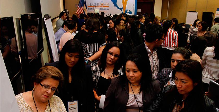 elperiodista_sv's tweet photo. #ECONOMÍA.MUJERES EMPRENDEDORAS DE LA MANO CON LA TECNOLOGÍA #TechCampSV@claudiagazzolo @USEmbassySV @Vocesvitales_sv http://t.co/qlHj6qK8A0