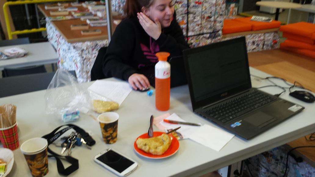 dekennismakerij's tweet photo. Fijn zeg: onze stagiaire Fenne bakt ook appelflappen!  #multitalent http://t.co/Rjy6Joir7D