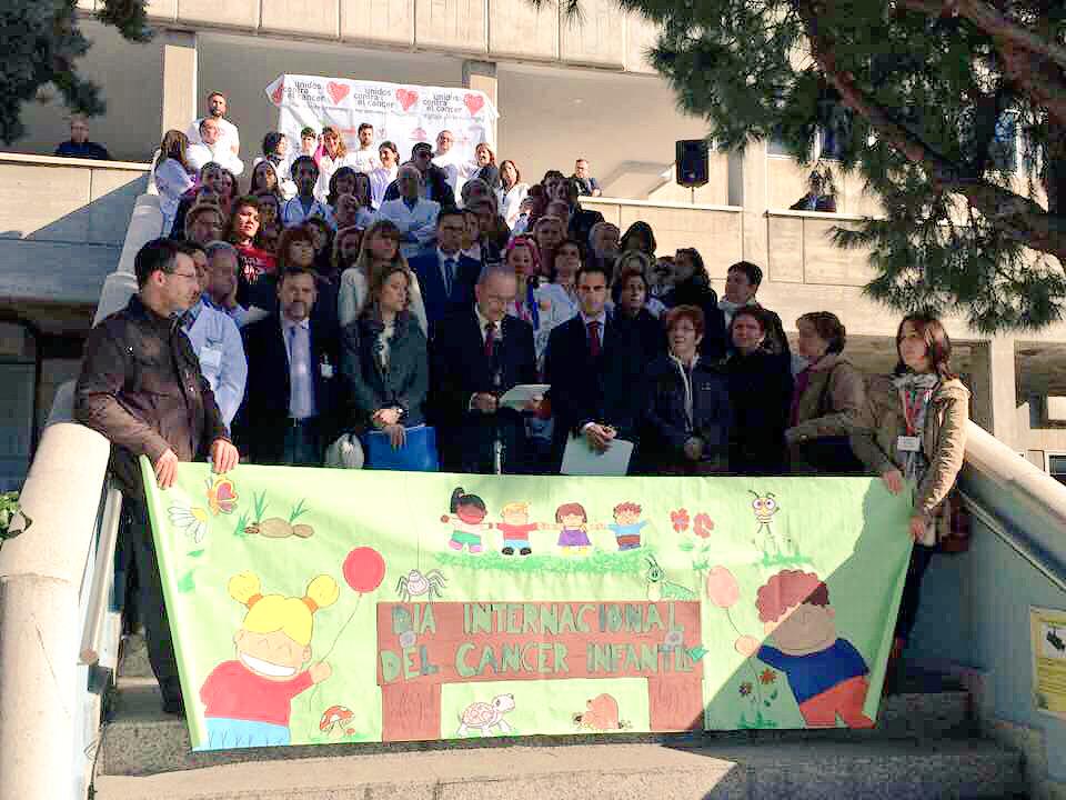 malaga's tweet photo. [Foto] Lectura de manifiesto con motivo del Día Mundial Contra el Cáncer Infantil  en el Hospital Materno-Infantil http://t.co/yTMHA4Jmhv