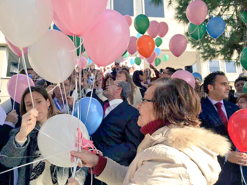 malaga's tweet photo. [Foto] Lectura de manifiesto con motivo del Día Mundial Contra el Cáncer Infantil  en el Hospital Materno-Infantil http://t.co/yTMHA4Jmhv