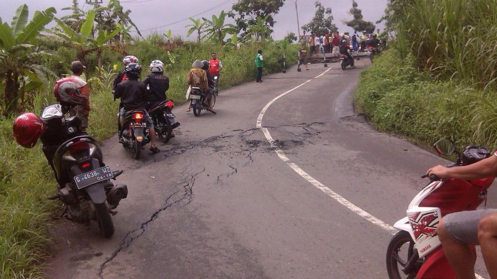 RadioElshinta's tweet photo. 13.46: Jalan di Kalibakung ambles. Jalur menuju Guci Tegal, Jateng ditutup. http://t.co/hSHs371uiY via @tigasurau