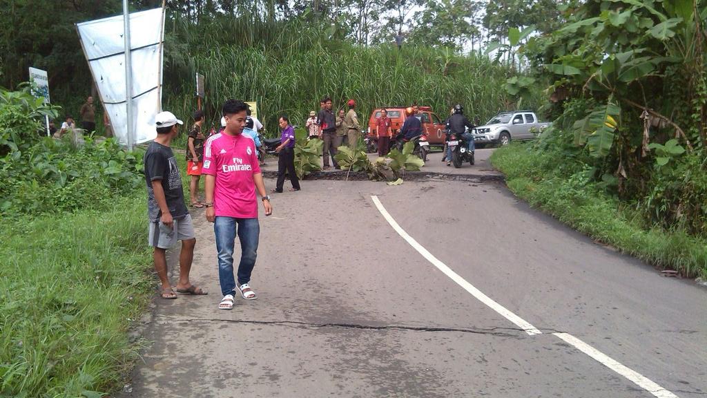 RadioElshinta's tweet photo. 13.46: Jalan di Kalibakung ambles. Jalur menuju Guci Tegal, Jateng ditutup. http://t.co/hSHs371uiY via @tigasurau