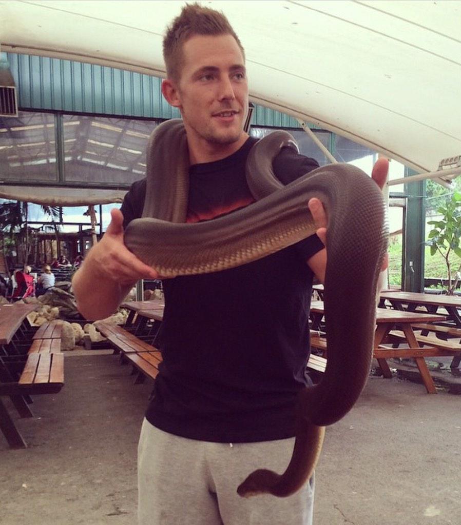 jerryZLL00740's tweet photo. Greg Eden and his big snake http://t.co/NJNuxeSnvv