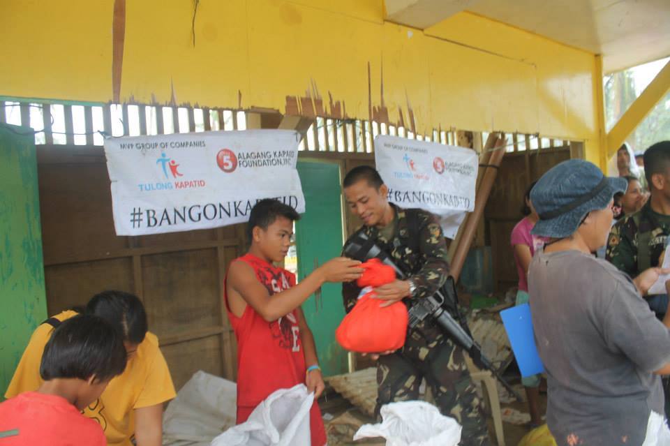 sylvester_m's tweet photo. Help reaches isolated Barangays of Borongan Eastern Samar! @hukbongkatihan @alagangkapatid #RubyResponse http://t.co/vH1uVSCwUI
