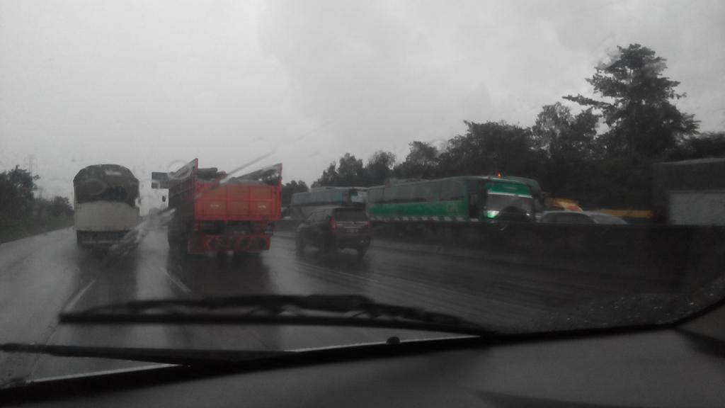 lewatmana's tweet photo. imbas penanganan lakalantas #tol km53 arah karawang timur terpantau hingga km42.hujan lebat http://t.co/TQHjlYyD9X (via @aendis)