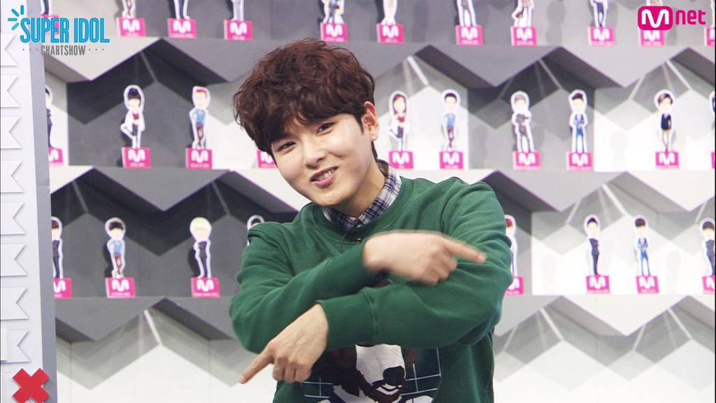 [#슈퍼아이돌차트쇼] 연이은 전화연결 실패로 멘붕에 빠진 슈퍼MC들! 이들을 위기에서 구해줄 의리의 슈퍼 아이돌은 과연 뉴구우?? 좀 더 특별한 오늘의 #슈아차 잠시후 6시! #Mnet #려욱 #성종