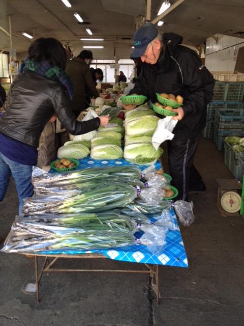 …春野菜も少しずつ出てきていますね。新鮮野菜をゲットするなら、品物が豊富な午前中早めの時間がおすすめですよ。  #鎌倉