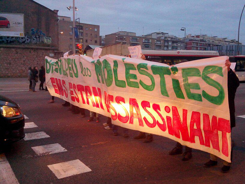 50 feministes tallen la #granvia "Disculpeu les molesties, però ens estan assassinant." #ProuFeminicidi