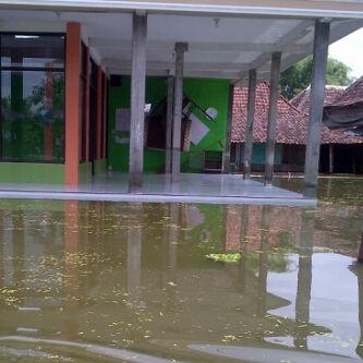 chypenk_nitnot's tweet photo. @BanjirGresik kondisi nok cermen kedamean http://t.co/xWMhDFBaZH