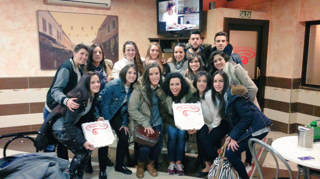 AlboloteCFFem's tweet photo. cena de ekipo antes de comenzar la copa, "xk ningún jugador es tan bueno como todos juntos" 👌✌💪 #EstoEsFútbol ⚽ http://t.co/Psgzld8ZCc