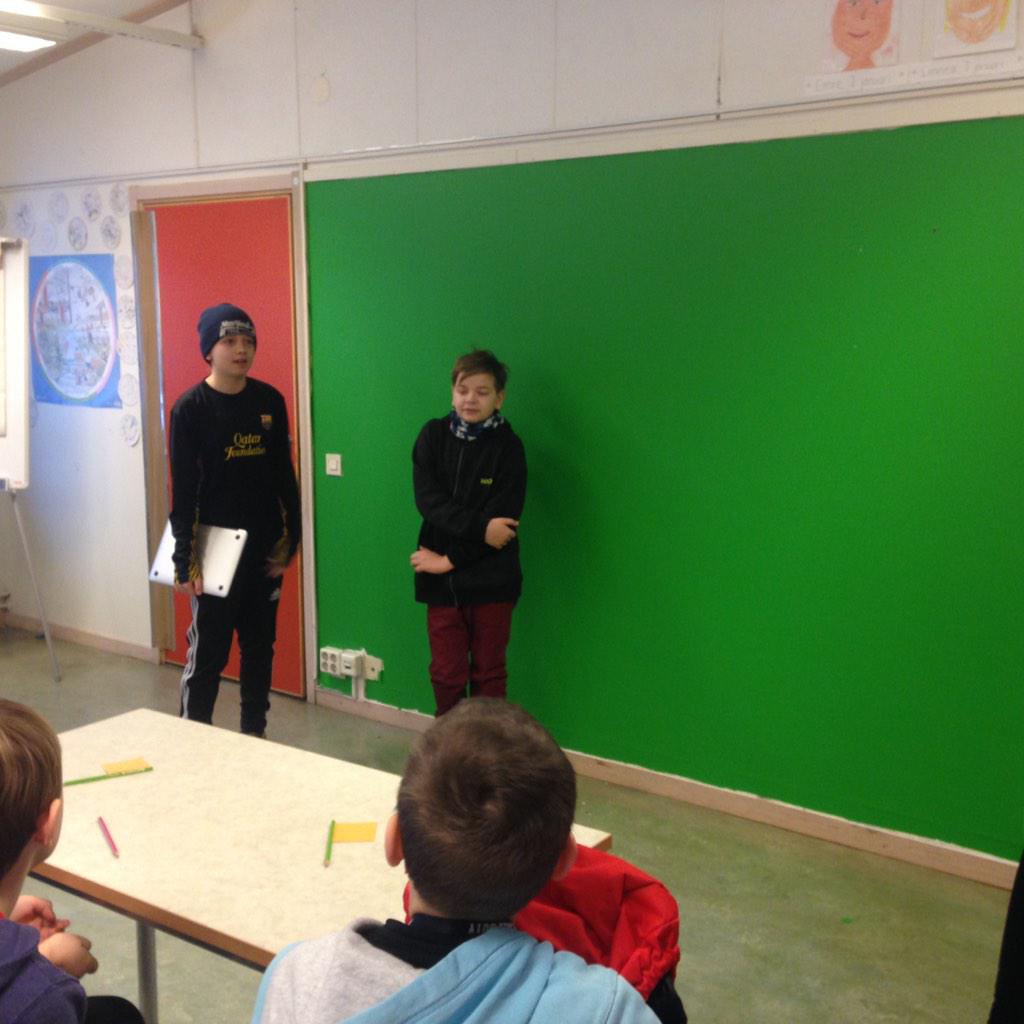 Jossanna's tweet photo. Besök av klass #5Brun som lär oss om greenscreen. #Runbacka #2Arun #sollentuna #guldtrappa http://t.co/skBB5OimMY