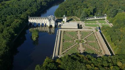 Fonds_S_Augier's tweet photo. Vu du ciel, le Château de #Chenonceau nous invite au rêve #MagnifiqueFrance #BeautifulFrance #JAimeLaFrance http://t.co/lCL8S69GWg S. Augier