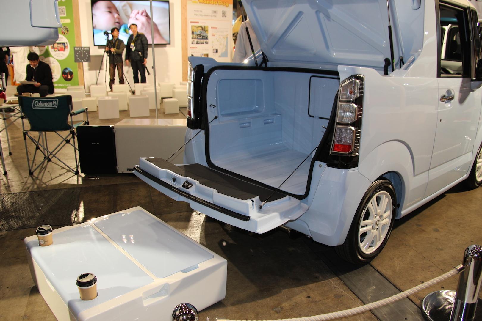 Honda 本田技研工業 株 こちらは N Truck N Camp のコンセプトモデル 細やかな工夫がいっぱい 中から星空を眺めたり なんてステキですよね ちなみにごろんとしているのがデザイナーの横内さん 身長174cm