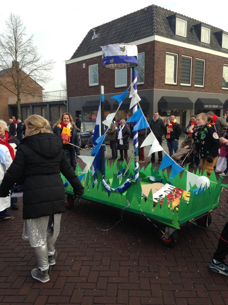 a3ndaily's tweet photo. Trots op #Zandhazendurp en alle scholen. Wat een prachtige #scholenoptocht http://t.co/8W0CxFHOw8
