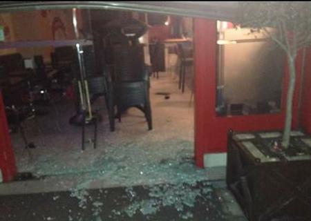Ecija_Sevilla's tweet photo. "@ecijaldia: #Écija: Destrozan la entrada del Restaurante Hispania para robar 500 euros

http://t.co/TyvFHxOsvc http://t.co/F3FLxIUs8X"