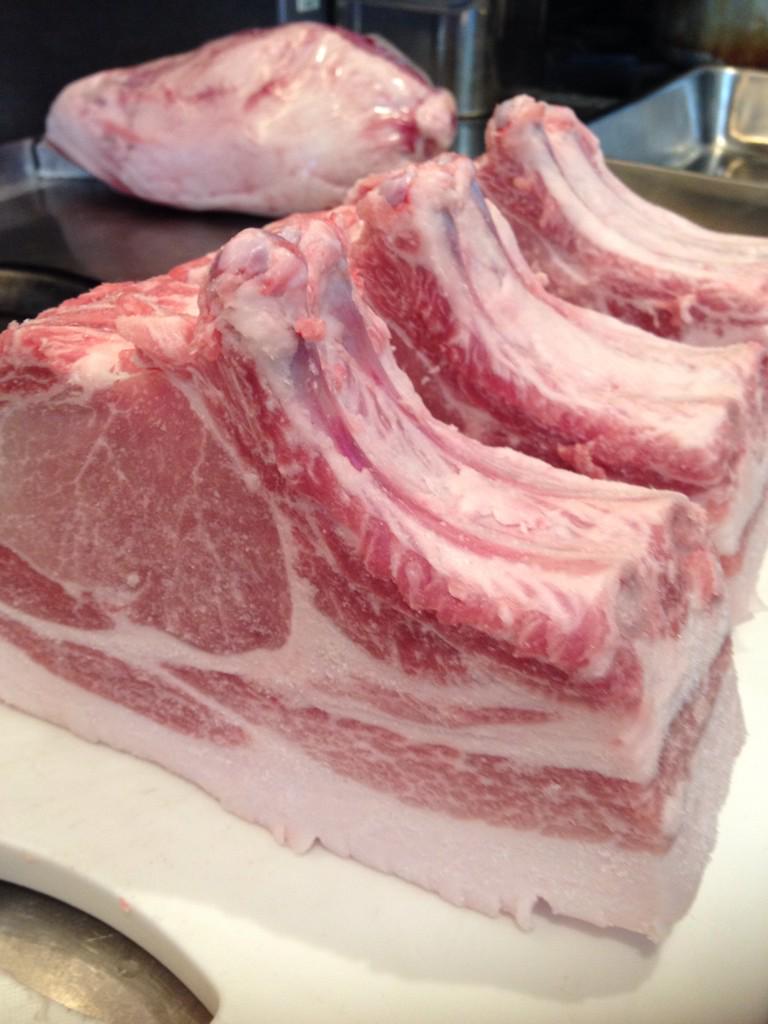 BaliSenang's tweet photo. 有難豚の会、満席です。そして仕入れた豚🐖さんも今夜で完売です！ありがとん！です。

#赤坂見附#赤坂#テラス#BAR#バー#バリ#レストラン#ワイン#カクテル#豚 http://t.co/Eql4Cb7W9I