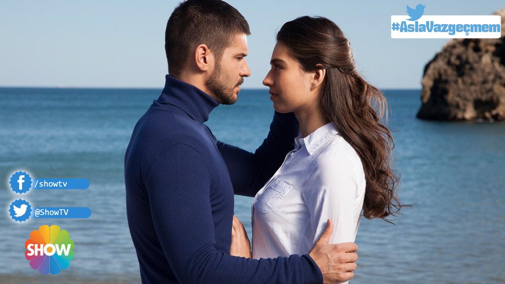 Asla vazgecemem турецкий. Амине гюльшен ни за что не откажусь. Возможно не откажусь. Возможно не откажусь. Амине гюльшен и толгахан сайышман.