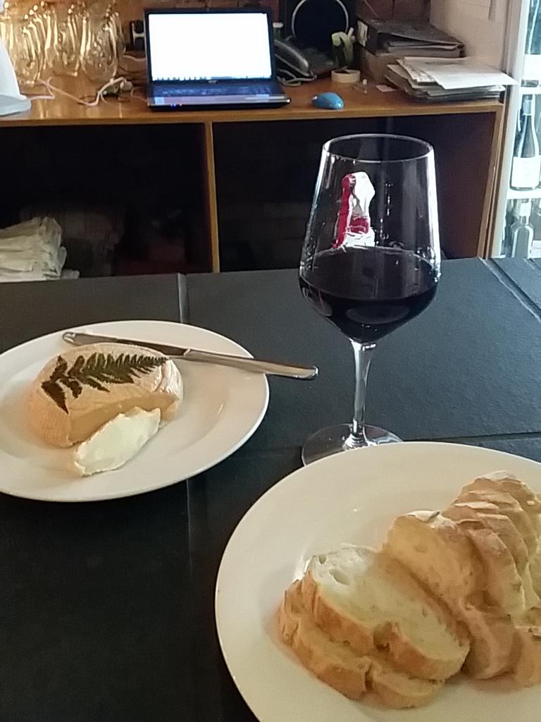 logancoath's tweet photo. @MishasVineyard the perfect way to end a Friday night! http://t.co/uizm4bVaAZ