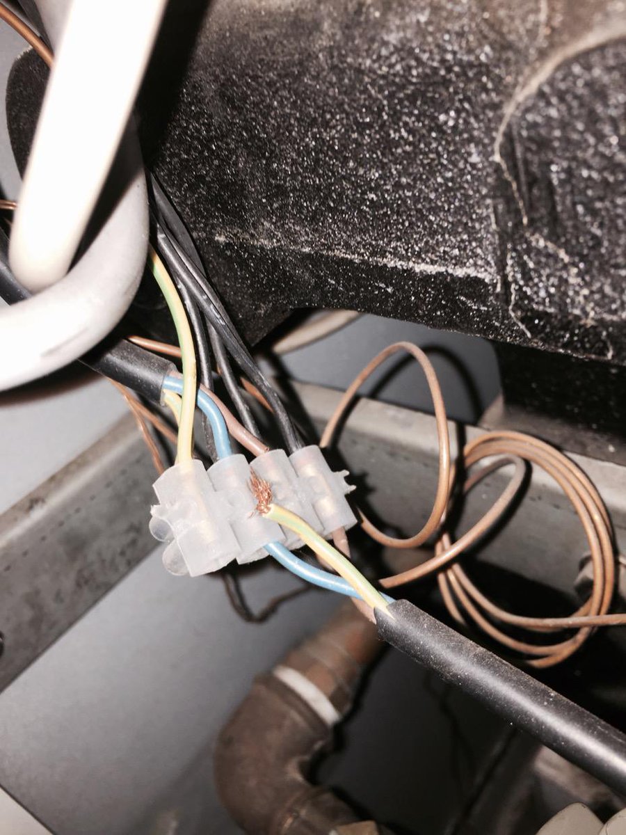 EvoqueHeating's tweet image. Shocking use of a terminal block.... 
#PoorWorkmanship 
#Boiler