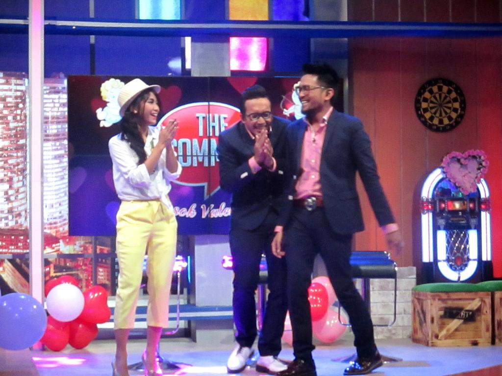 _MellyInsomNISA's tweet photo. "@drihen79: Ada keseruan apa nih @AnisaRahma_Adi bareng @danangpostman @imamdarto #MILOVAatTheComment http://t.co/XvAaoTS2LZ"