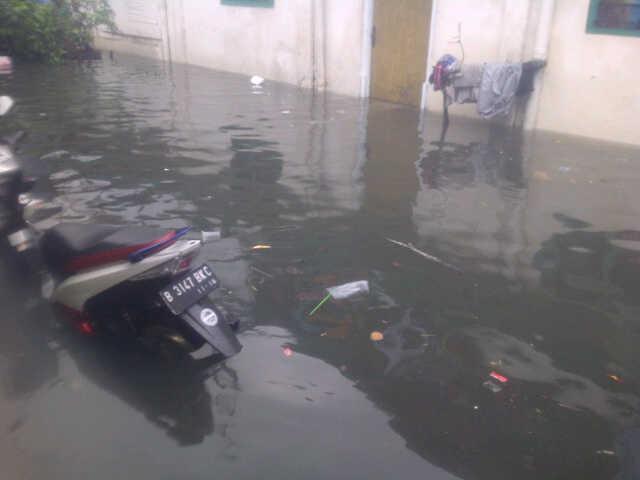 BadaiAlex's tweet photo. Yg kena banjir mudah"han cepet surut. http://t.co/LH26yRwmQJ