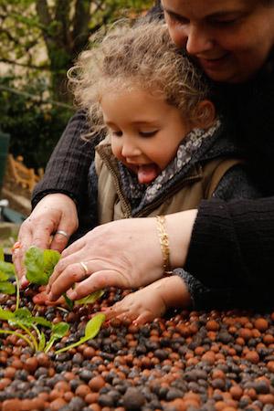 Portrait:Valérie par Marie-Monique Robin. Agriculture urbaine révolutionne quotidien d'enfants wp.me/p46un4-Cp