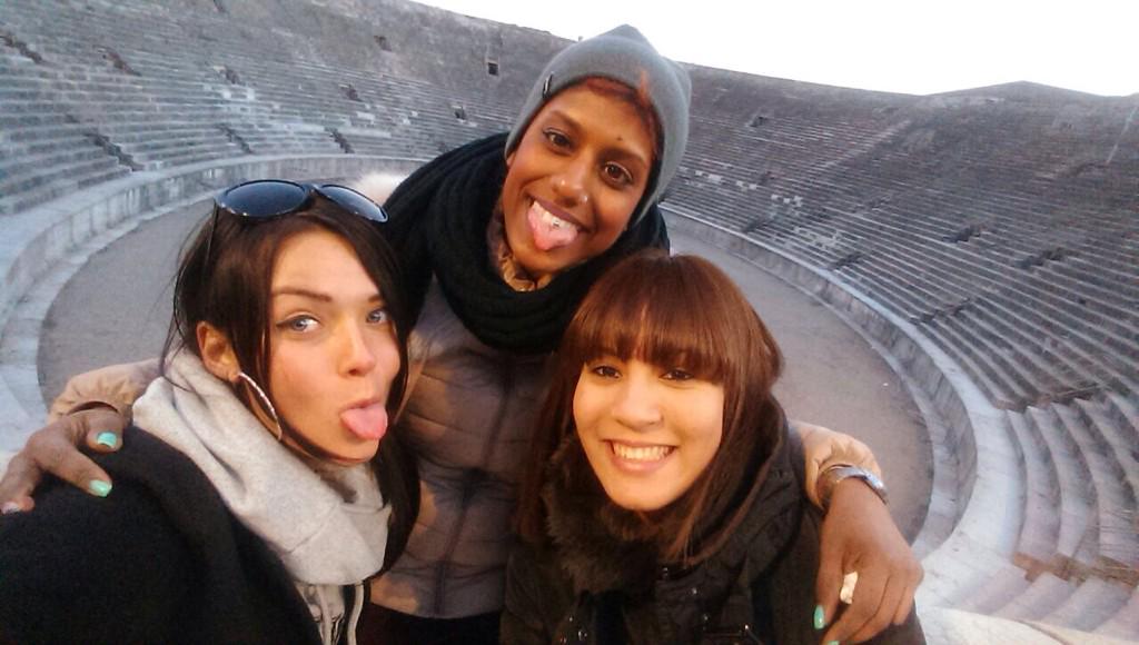 ArianneRiham's tweet photo. #amicizia #amore&amp;felicità #arenaverona http://t.co/9IV25f8iYD