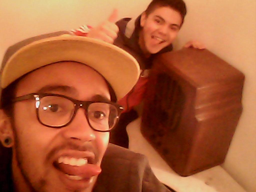 SbMiguelo's tweet photo. #MultiGallo #MiRadio 😈😈😈 buena vibra @Radioacktiva_  @santorendon @TatoRamireZ ..... !!!!! http://t.co/KGvbPSKjq1