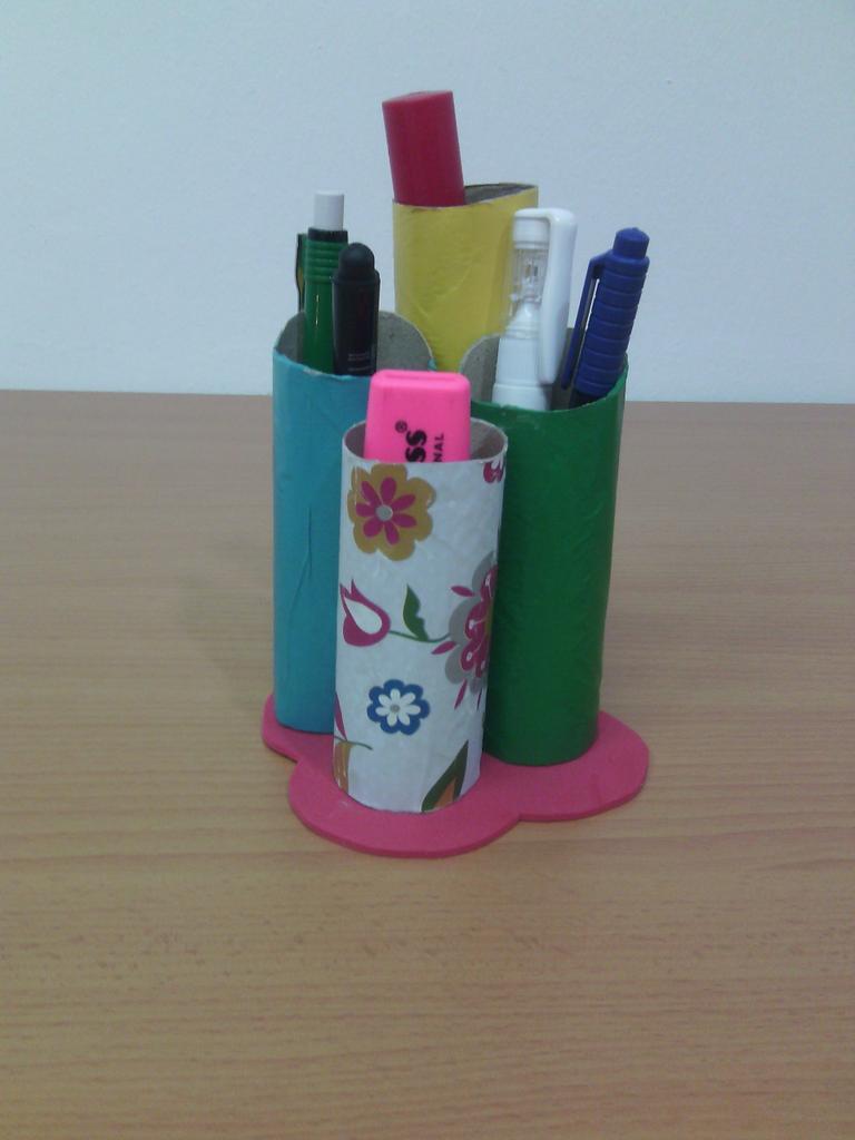 NaevaLimpia's tweet photo. Nuestra propuesta de reciclaje para hoy es este lapicero con rollos de cocina, animate y realiza el tuyo!! http://t.co/BwXbpgr4pP